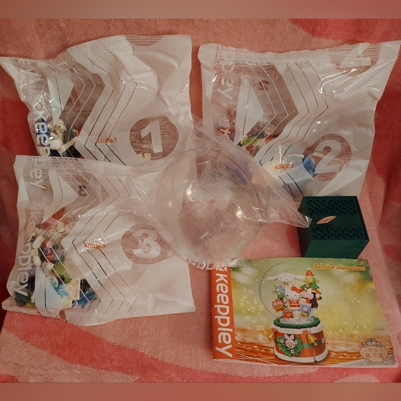 EXCLUSIVE - Hello Kitty & Cinnamoroll Keeppley Building Block Working Music Box - Picture 8 of 9